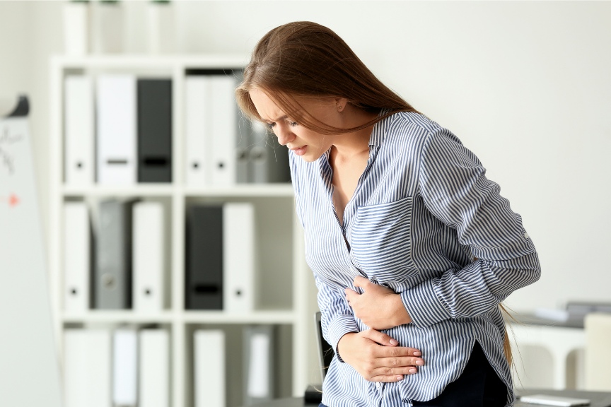 femme souffrant au travail de douleurs menstruelles