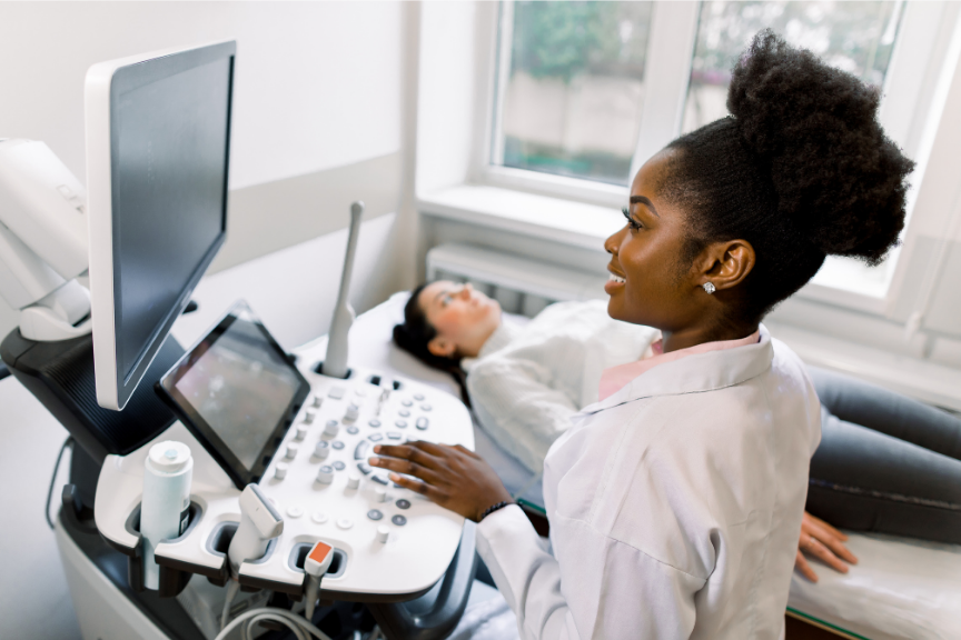 professionnel de santé réalisant une échographie