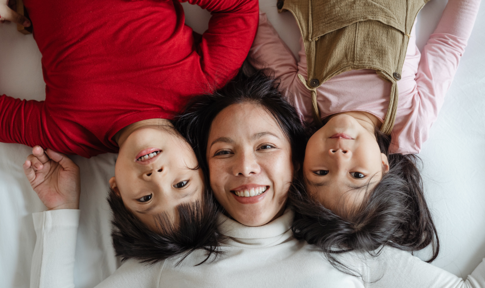 Photo d'une mère entourée de ses deux enfants